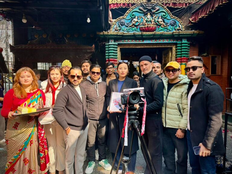 अर्पण थापा ‘फ्रेन्च किस’ निर्देशन गर्दै