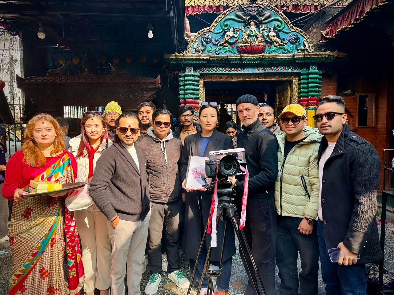 अर्पण थापा ‘फ्रेन्च किस’ निर्देशन गर्दै