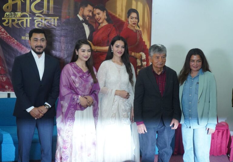 रेखा थापा ‘माया भनेकै यस्तो होला’ निर्देशन गर्दै