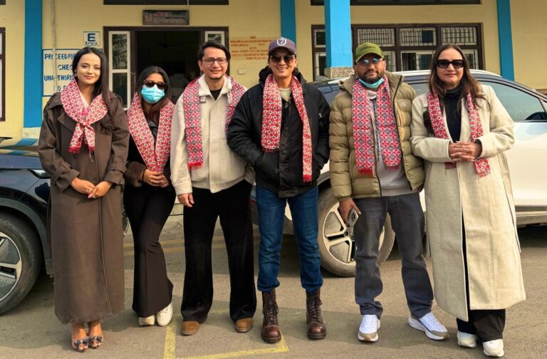 पुर्वको हल भिजिटमा ‘आ बाट आमा’ स्टार्स