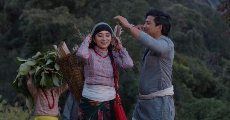 ‘परालको आगो’ गीतमा प्रकाश र सुहानाको ‘दुःख सुख जिन्दगानी’