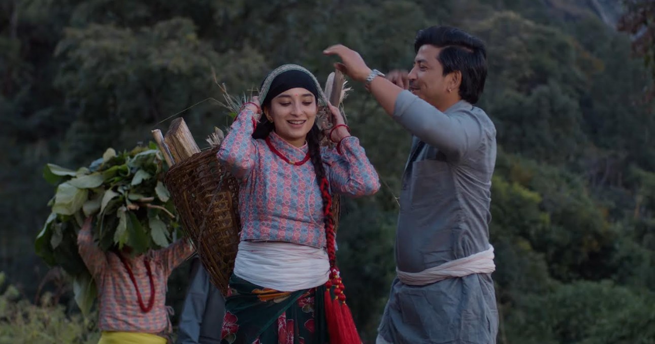 ‘परालको आगो’ गीतमा प्रकाश र सुहानाको ‘दुःख सुख जिन्दगानी’