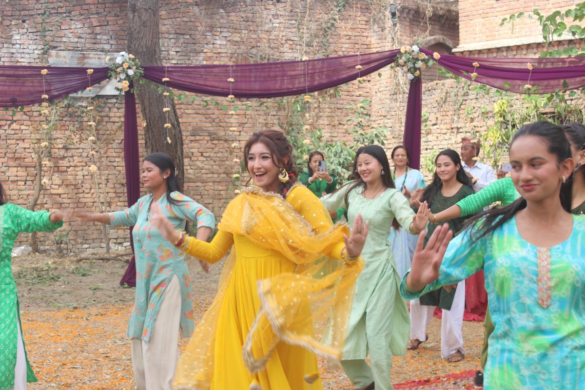 आँचल शर्मा स्टारर ‘एक मुठ्ठी बादल’को ‘रेल घुम्यो घुम्तीमा’ रिलिज