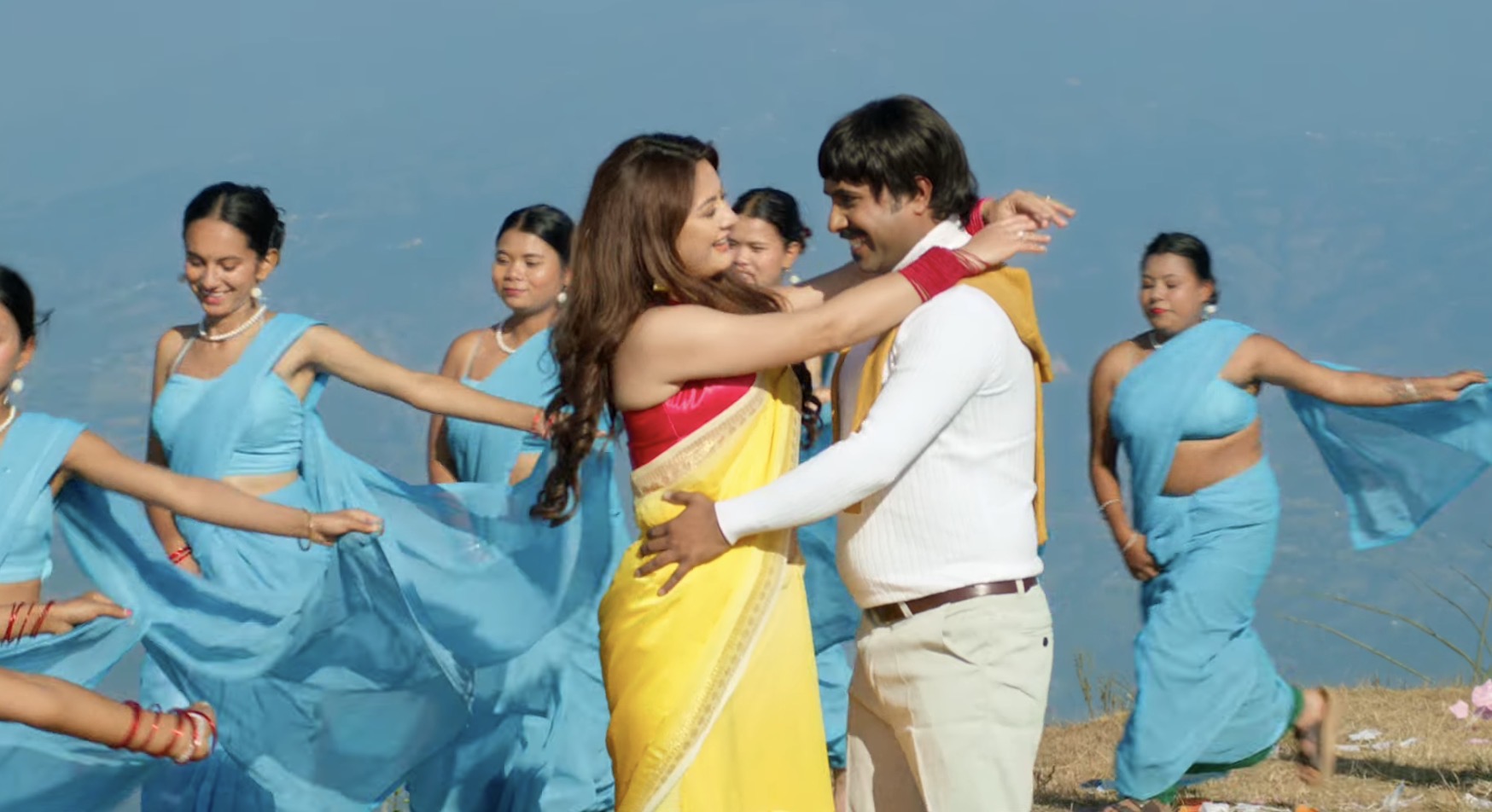 ‘मालती मंगले’ गीत : शाहरुख–काजोल अवतारमा विजय र वर्षा