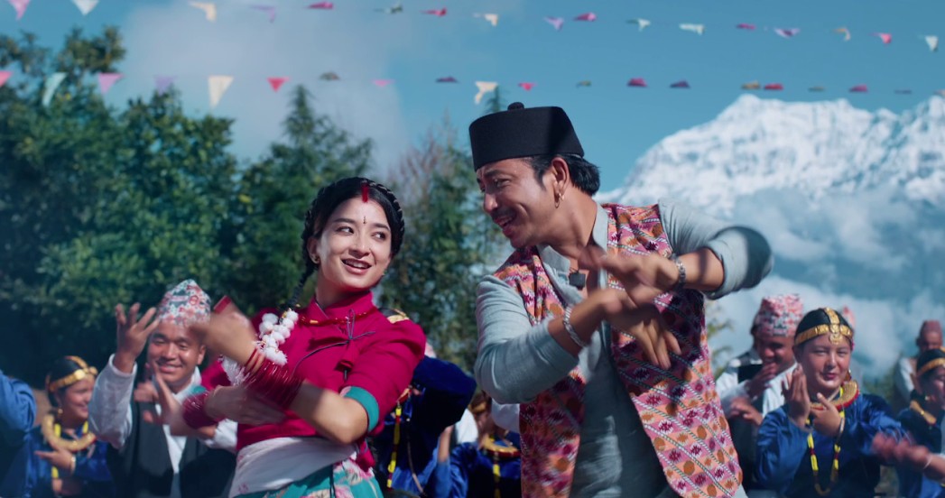 निम्तो सुपारी बाँड्दै सौगात, सुहाना र प्रकाश