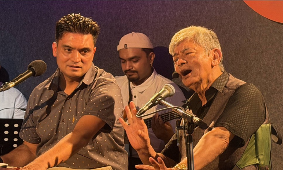 चलेको कार्यक्रममा बाबु-छोराले आफ्ना लोकप्रिय गीत