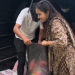 ‘कार्की साइँला’की प्रियना आचार्य प्रचार छाडेर बाढीपीडितको राहतमा
