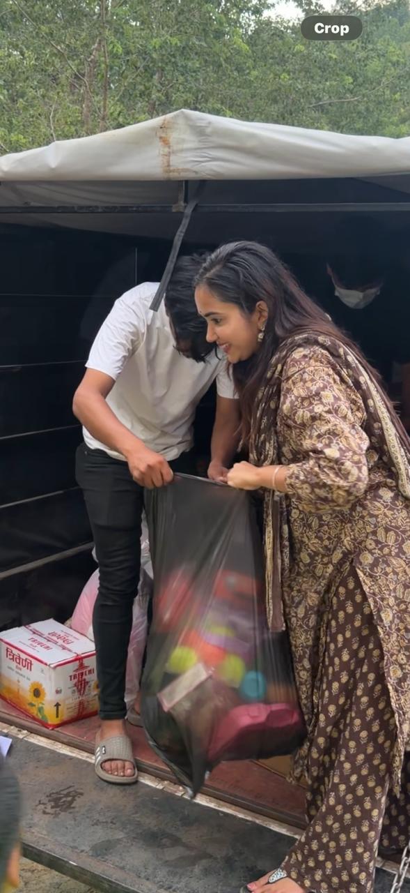 ‘कार्की साइँला’की प्रियना आचार्य प्रचार छाडेर बाढीपीडितको राहतमा